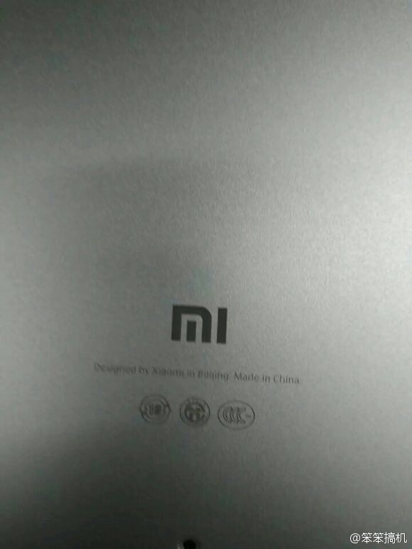 小米筆記本？看樣子面板是鋁模具
